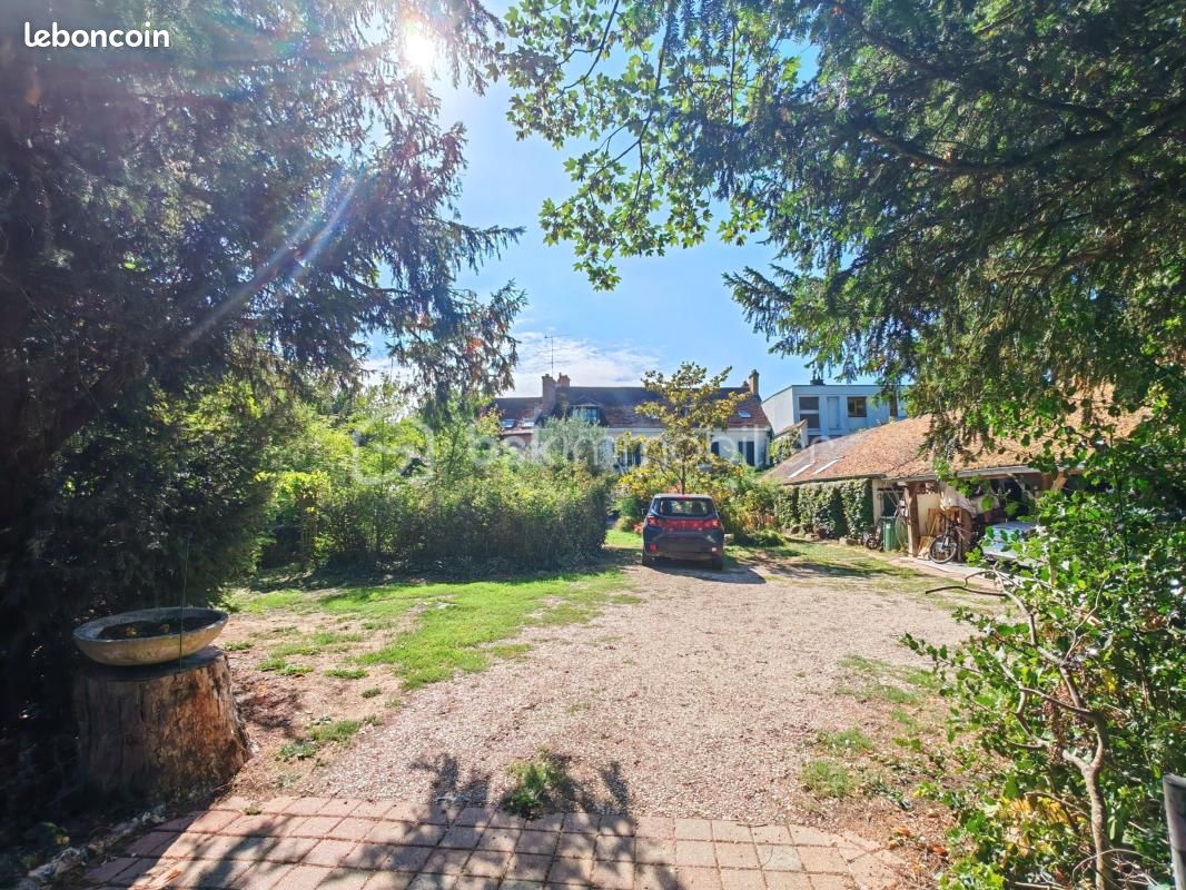 Maison 13 pièces 270 m² · à Crécy-la-Chapelle · 270 m² · 1 085 000 €