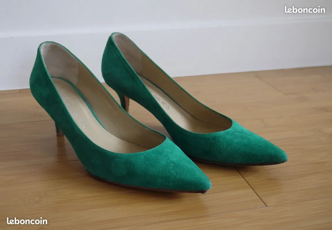 Escarpins à talons hauts en tissu texturé vert pistache . PURA LOPEZ