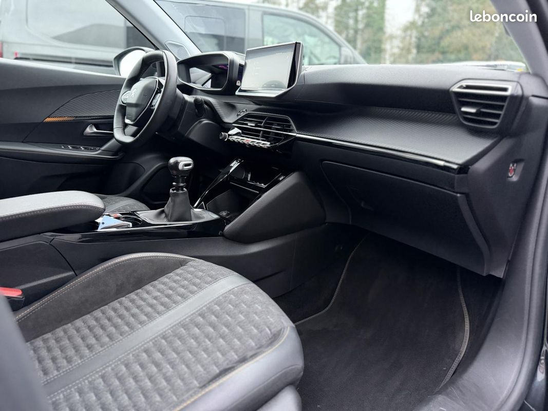 PEUGEOT 2008 1.2i PT S&S 130 Roadtrip (image 11)