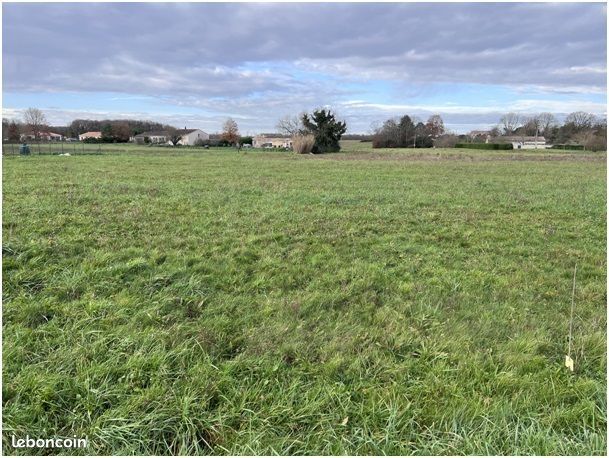 Terrain à bâtir de 1358 m2 au prix de 28000 à VOUTHON (16) · 28 000 €