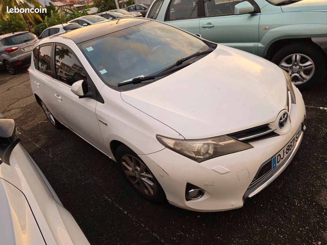 Bonjour je vend Toyota auris hybride essence année 2015. Centralisée à distance vitre électrique rétroviseur électrique Radars de recul avant et arrière batterie hybride neuve facture à la pu (image 3)