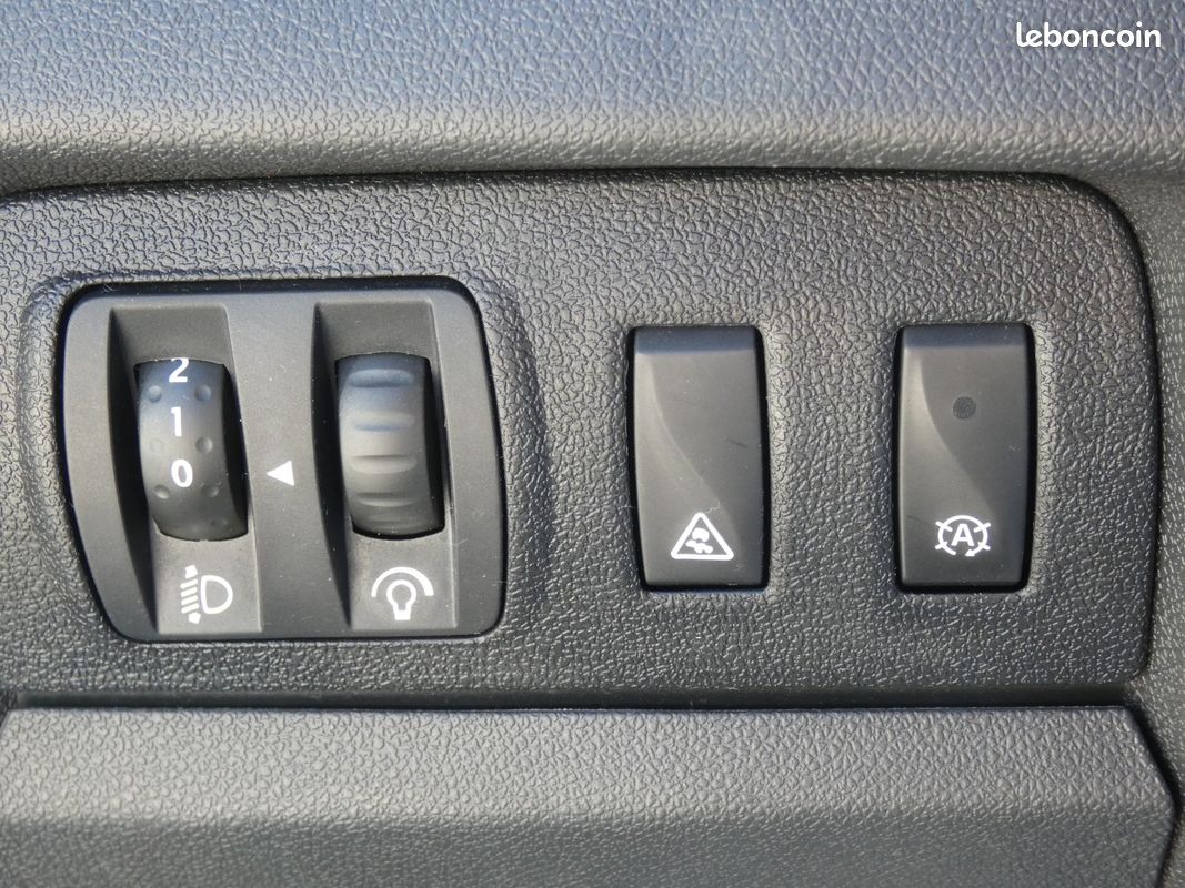 RENAULT MEGANE III BERLINE dCi 110 FAP Energy eco2 Bose (image 22)