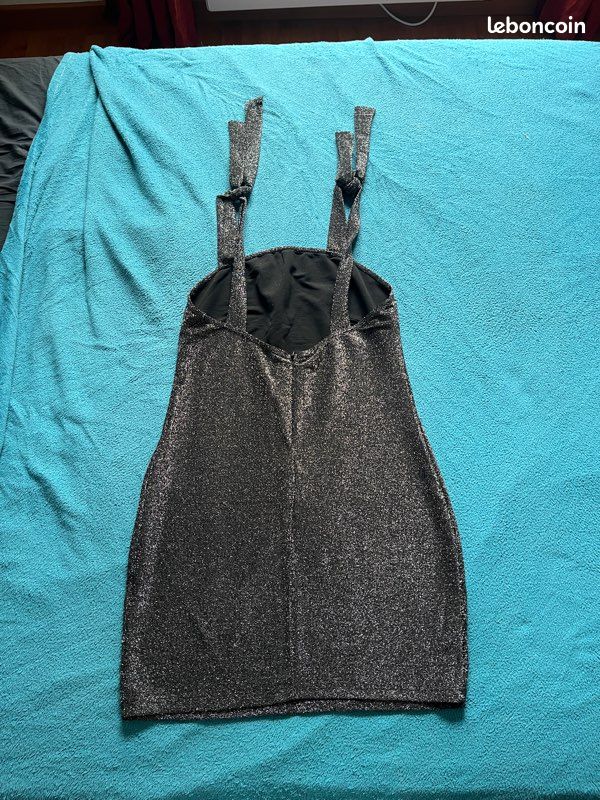 Robe mini noire pailletée – bretelles à nœuds Taille 36/38 Portée une à deux fois. Tissu brillant noir et argent, bretelles larges à nœuds réglables,coupe droite (image 2)