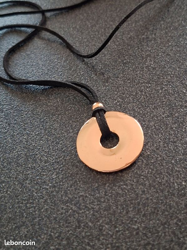 Sautoir à cordon noir et pendentif anneau doré (image 3)