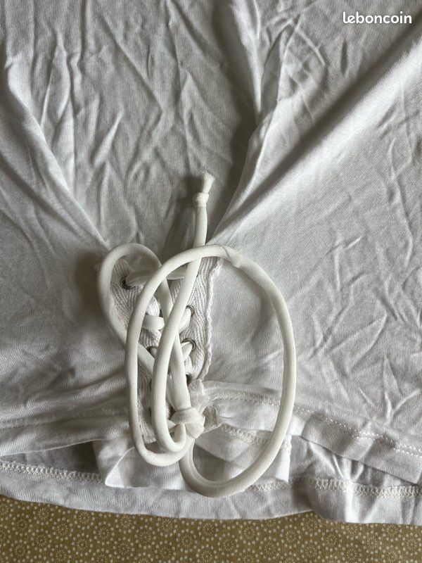 Petit haut blanc lacet devant (image 2)
