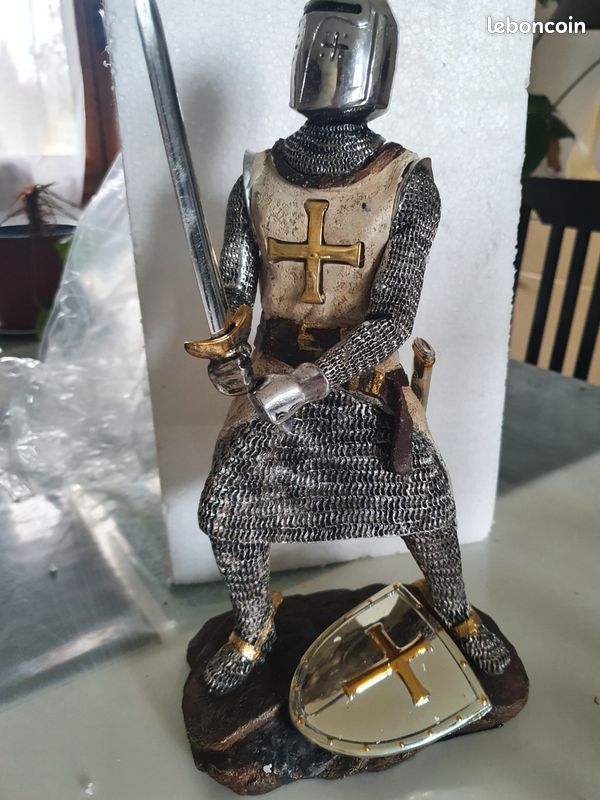 Statuette Chevalier Templier Avec Hache – Résine 25 Cm – Figurine Décor Médiéval