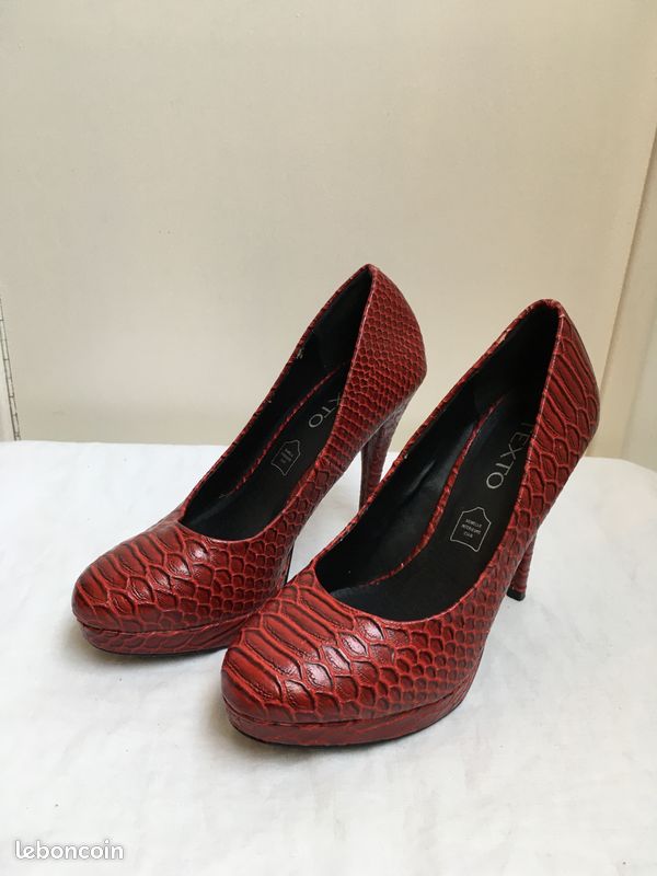 Escarpins rouge façon croco Texto TBE Chaussures