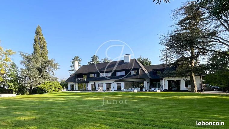 Maison 8 pièces 467 m²