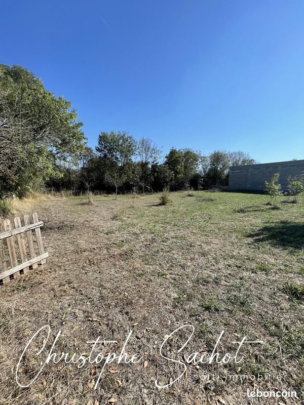 Terrain 1000 m² · à Bessines · 1 000 m² · 128 000 €