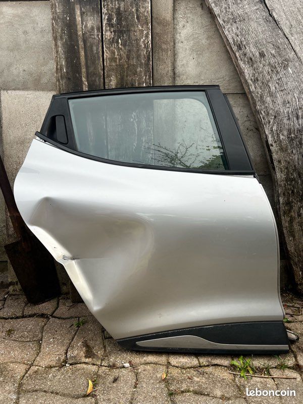Pièce porte arrière droite clio 4 (image 1)