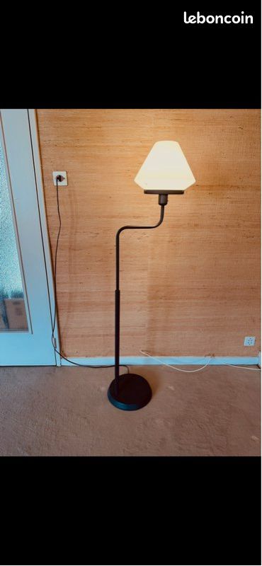 Lampadaire design en métal noir avec abat-jour blanc (image 1)