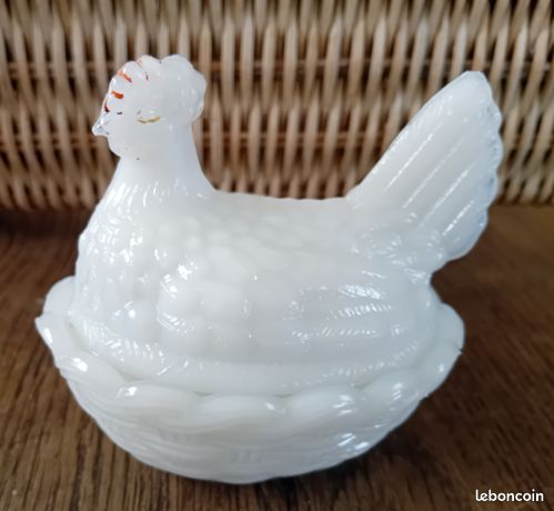 ANCIENNE SALIÈRE POIVRIÈRE motif poule couve verre opaline blanche