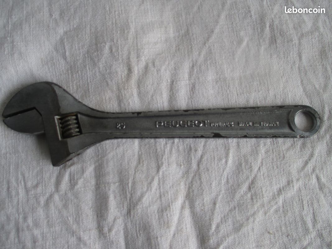 Clé Anglaise Peugeot – Clé à Molette Ancienne, Solide Et Fonctionnelle