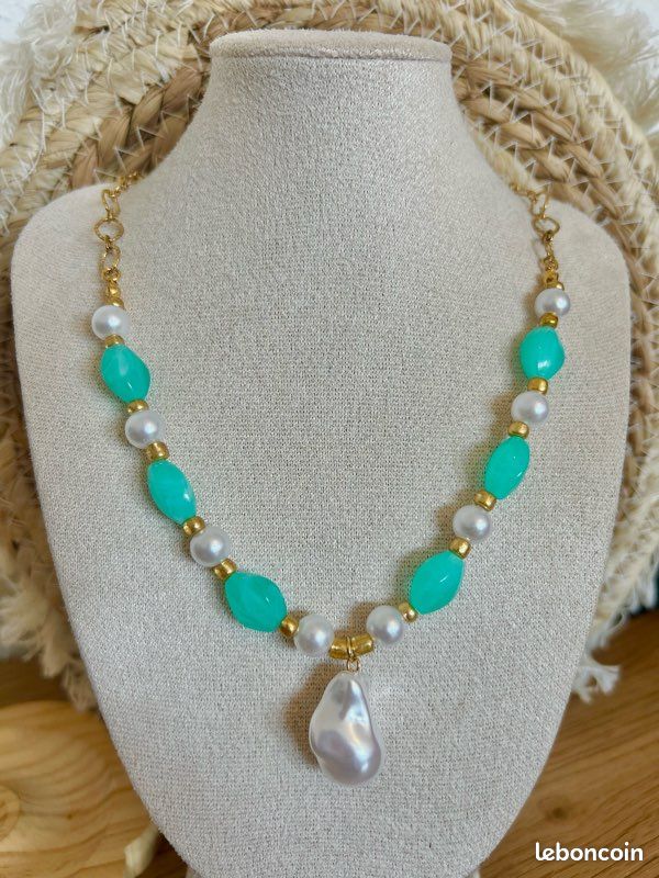 Collier en chaîne dorée et perles vertes avec Charms pierre (image 1)