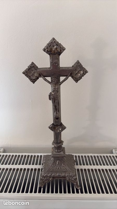 Grand Crucifix de table ancien en régule argenté (image 1)