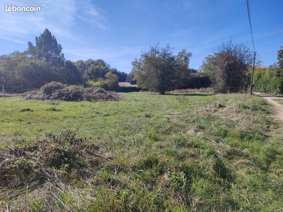 Terrain 1100 m² · à Saint-Pierre-de-Bat · 70 200 €