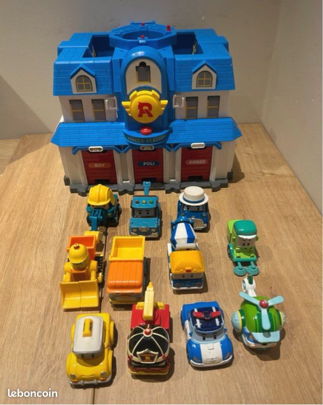 Robocar Poli – Centre De Commande Quartier Général – 27 Cm, Toit Ouvrant, Héliport, Pistes, Figurine Julie Incluse – Dès 3 Ans