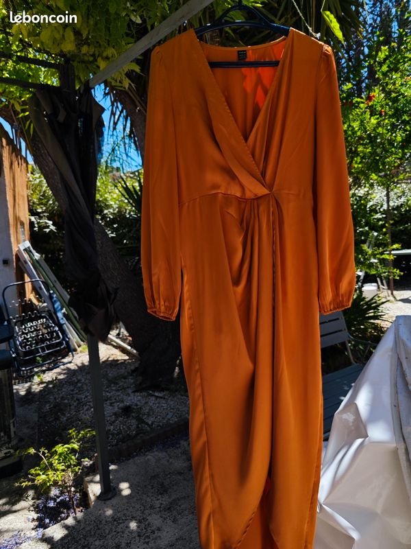 Robe soirée terracotta effet satiné (image 8)