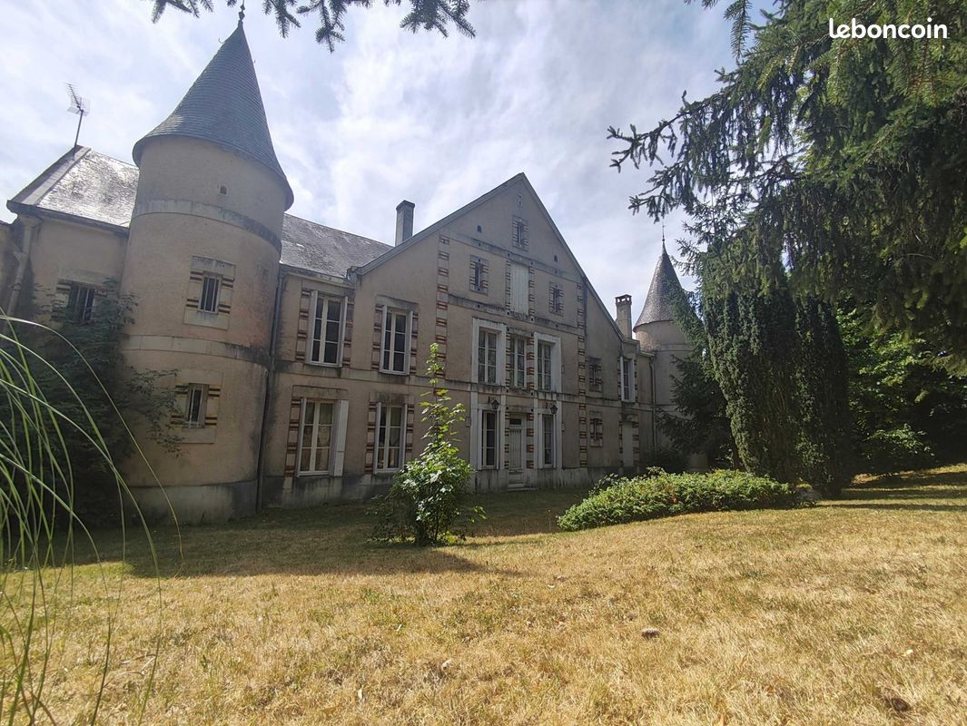 Maison 14 pièces 492 m² · à Chasseneuil-sur-Bonnieure · 492 m² · 457 600 €