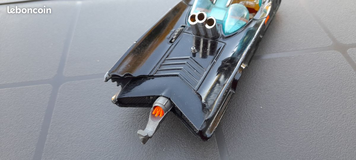 MAGNIFIQUEMENT RESTAURÉ CORGI Batmobile 267 version roue chauve-souris