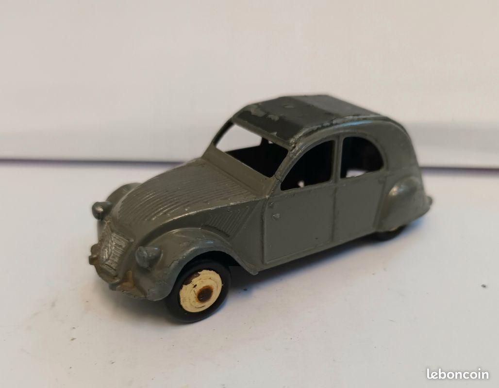 Dinky Toys F No. 24T Citroën 2 CV Three Lights Convex Rims 1