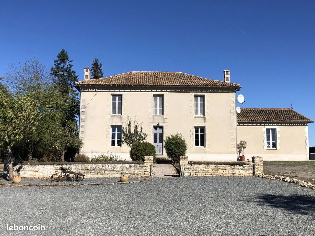 Maison 13 pièces 249 m² · à Saint-Coutant · 249 m² · 381 600 €