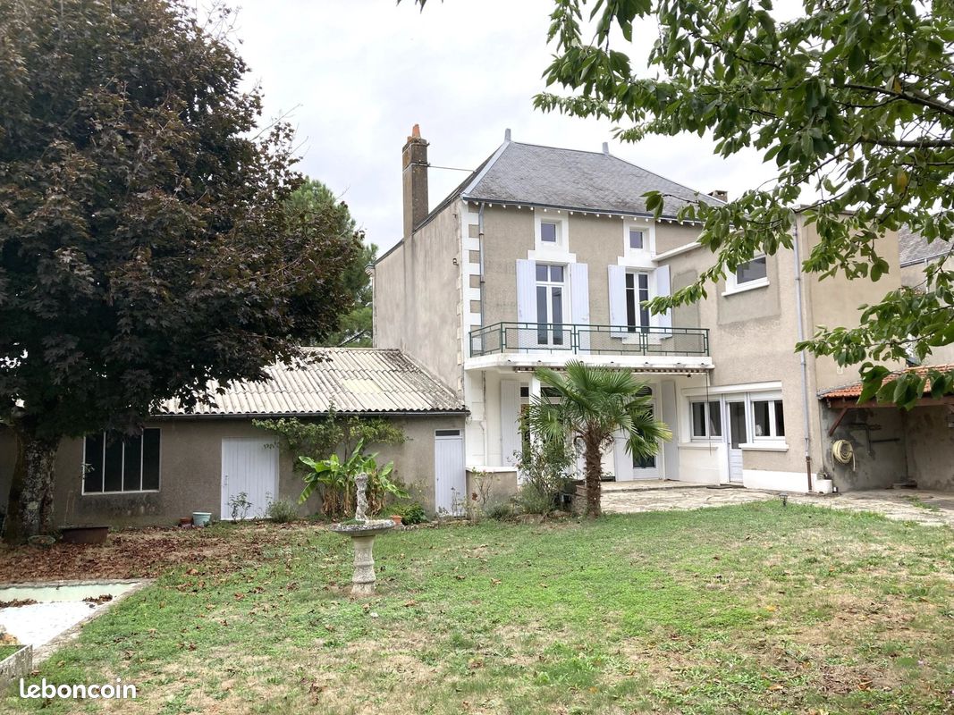 Maison 10 pièces 230 m² · à Parthenay · 230 m² · 235 000 €