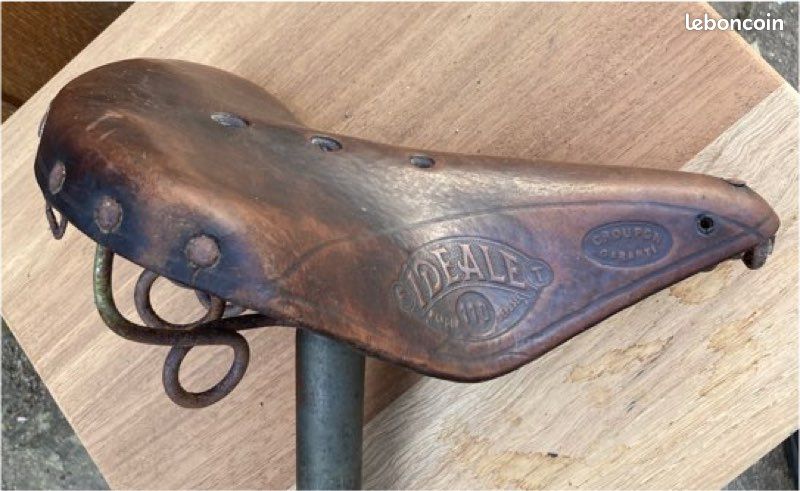 Selle De Vélo Ancienne – Cuir Patiné – Homme – 1910/15 – Collection