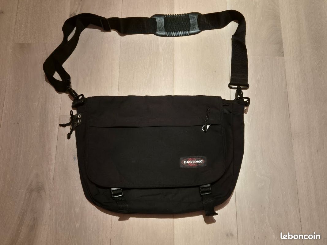 Sac épaule Eastpak noir (image 2)