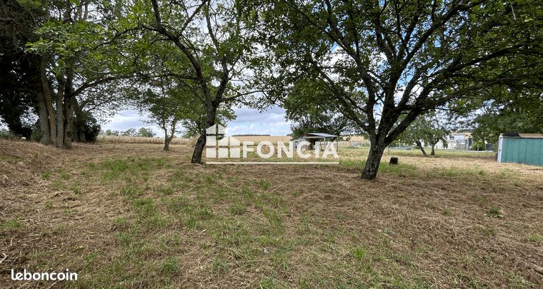 Terrain constructible à Saint-Saturnin-du-Bois d'une surface totale de 1 567 m² environ, proposé au prix de 49 000