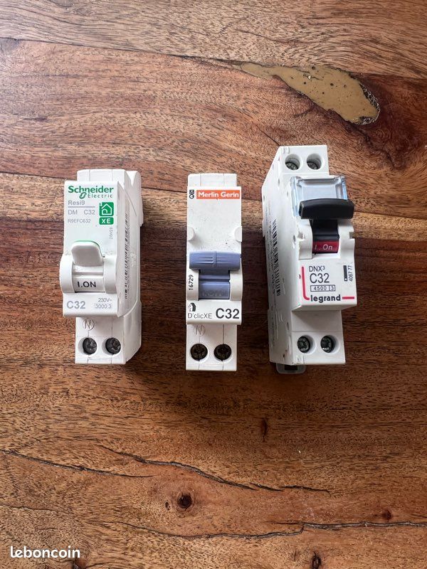 Lot de 3 disjoncteur 32 A (image 1)