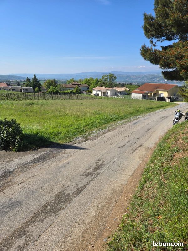 Terrain 738 m² · à Saint-Prim · 738 m² · 155 000 €