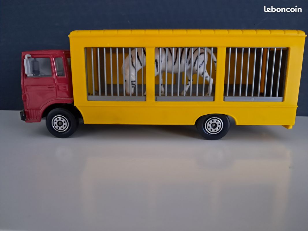 Norev 1/43 - Camion Peugeot J7 1965 Assistance Course Cibie - Jaune (Occasion, Boîte Plexi)