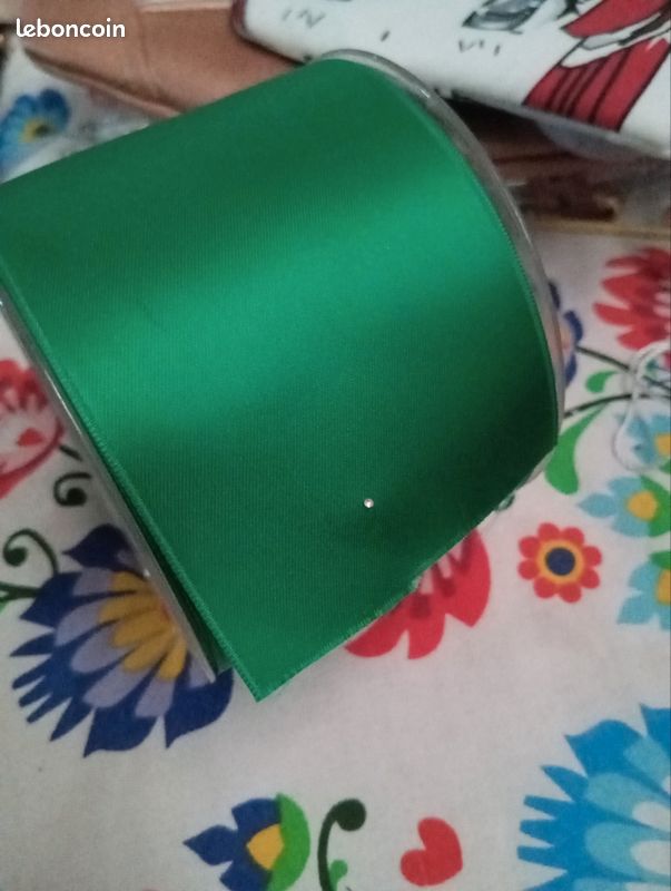 Gros rouleau de ruban satin vert. 7cm (image 1)