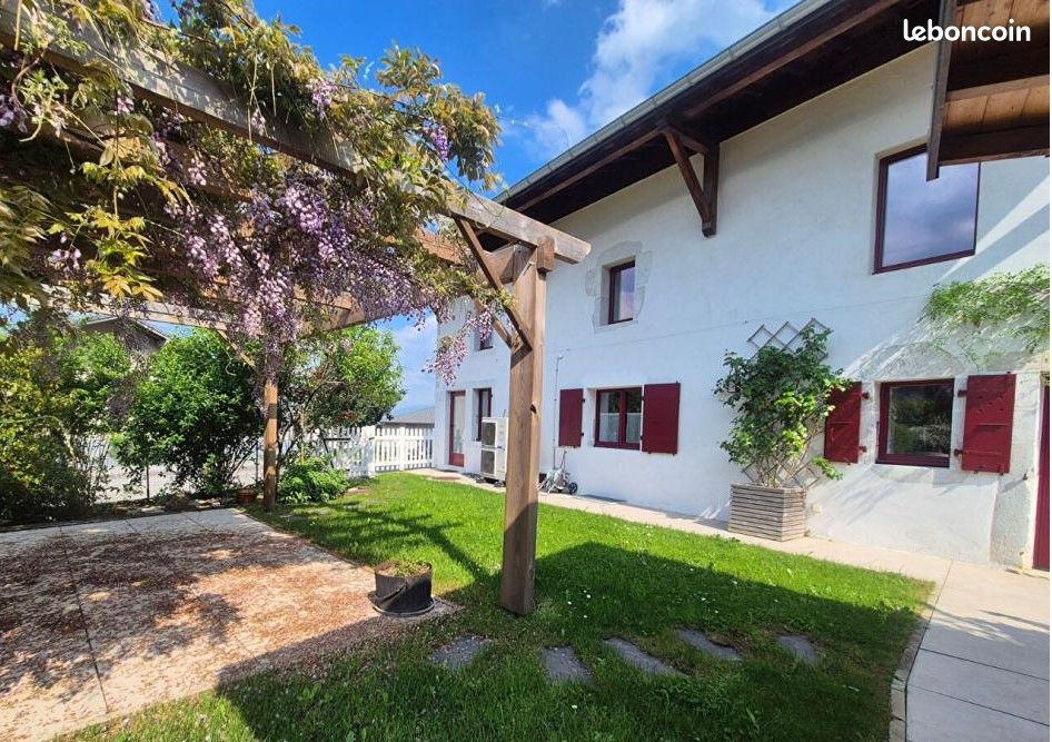 Maison 6 pièces 235 m² · à Chevrier · 235 m² · 749 000 €