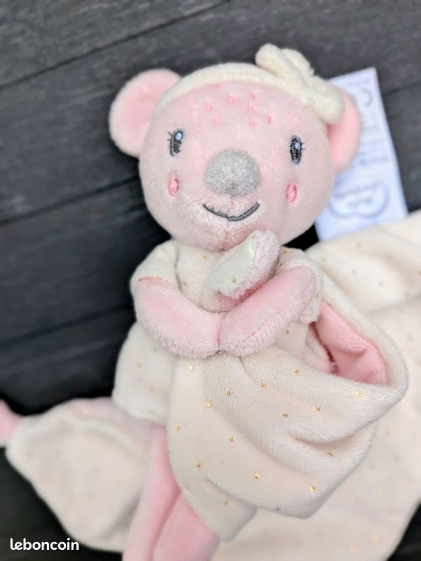 Doudou plat à pois dorés avec une petite souris rose de la marque Mots d'enfants (distribuée par E. Leclerc) (image 2)
