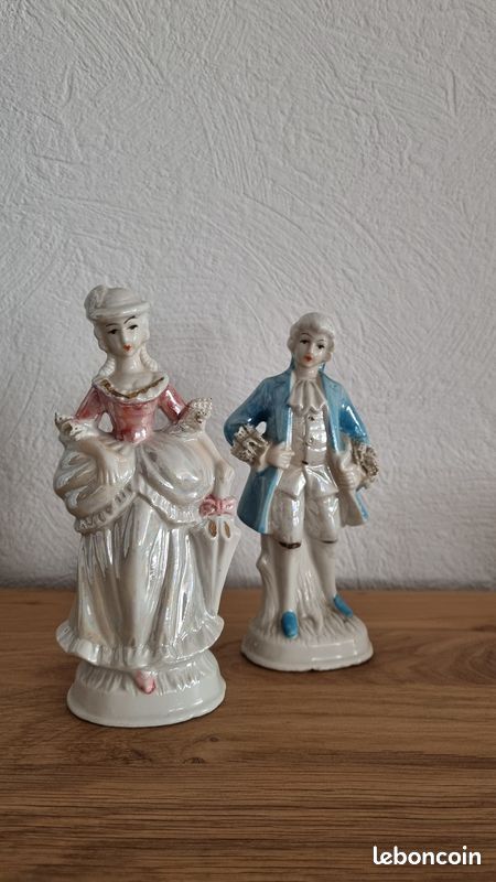 Figurines marquise en faïence polychrome (image 1)