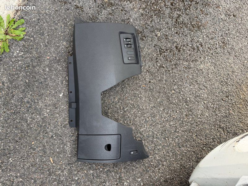 Cache plastique sous volant Clio 3 (image 1)