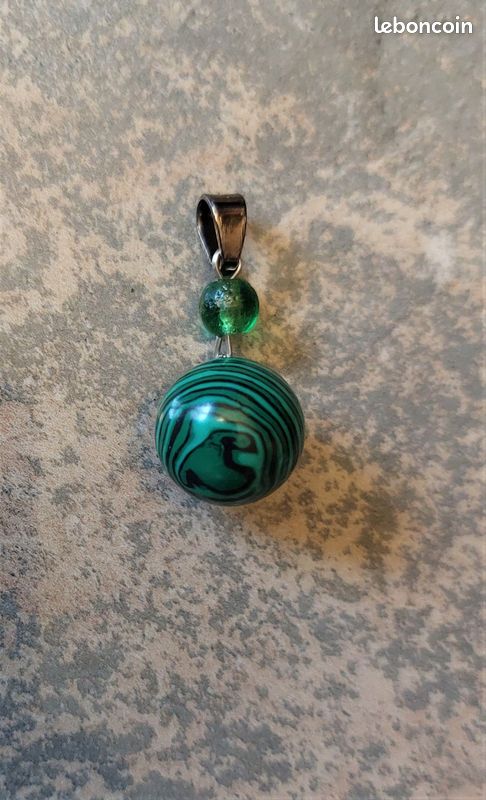 Pendentif Malachite avec petite pierre verte 4 mm (image 1)