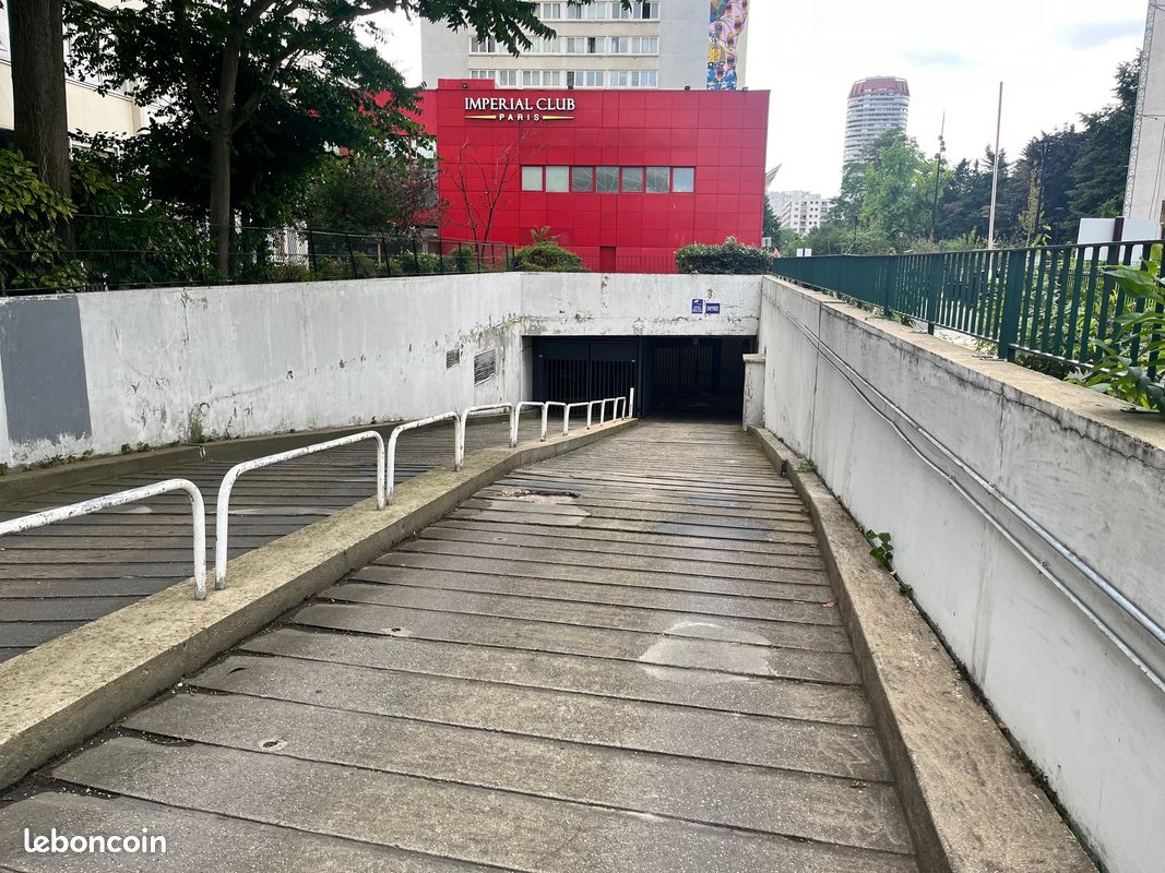 Lot de 4 places de parkings · à Paris · 56 000 €