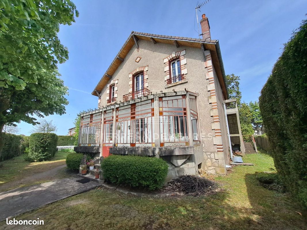Maison 11 pièces 185 m² · à Mehun-sur-Yèvre · 185 m² · 233 200 €