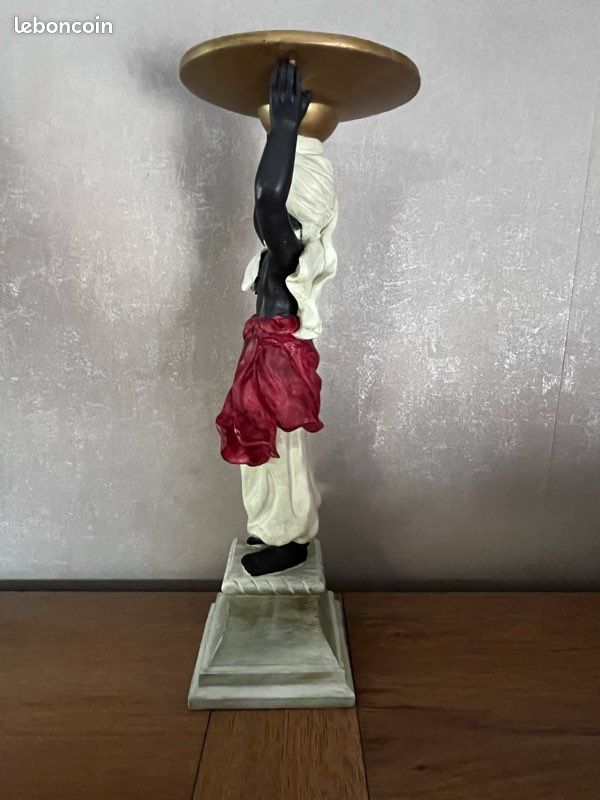 Figurine Bougeoir en Résine – Homme en Tenue Traditionnelle Africaine (image 5)