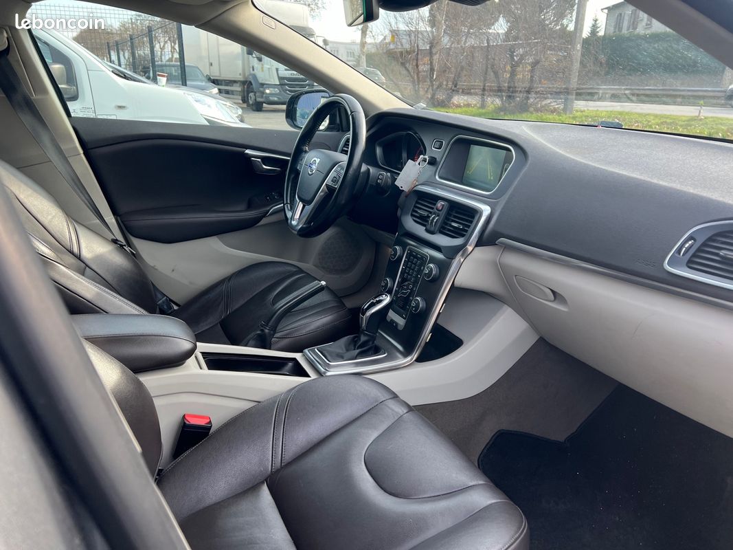 Volvo V40 Summum 190 cv bva Cuir Camera Distribution Neuve Garantie (image 3)