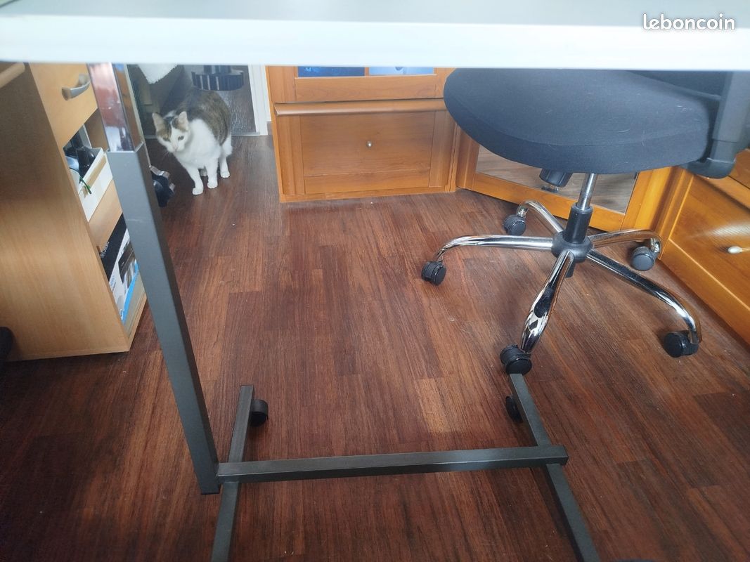 Table mobile équipée de porte câble (image 6)