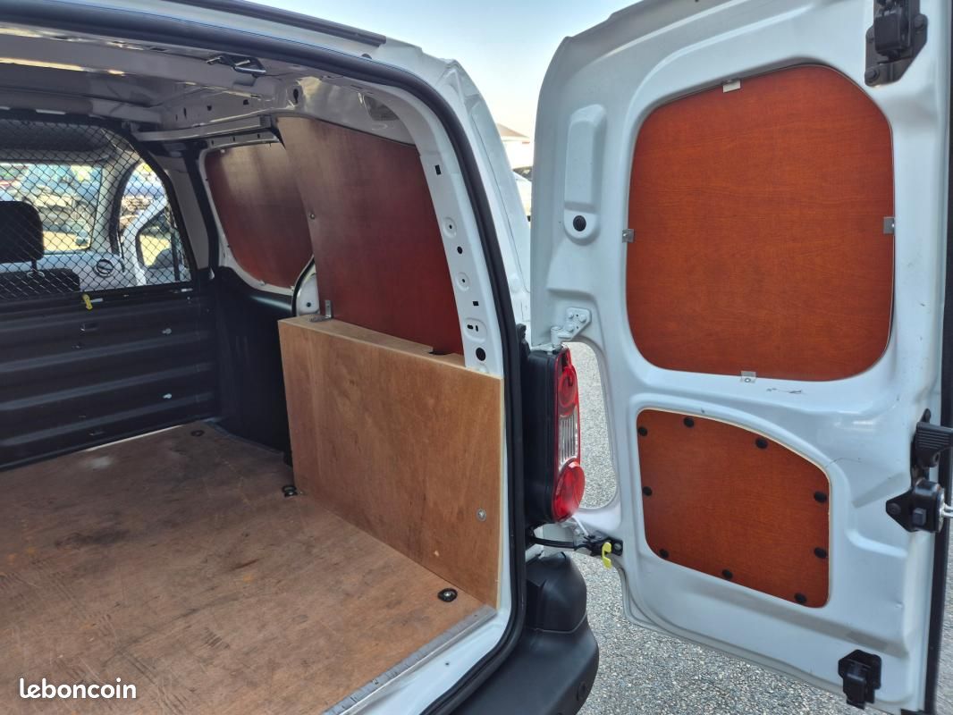 Peugeot Partner FOURGON STANDARD 1.6 BLUEHDI 100 S&S BVM5 PREMIUM (image 31)