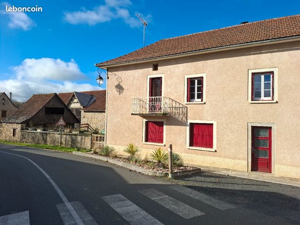 Maison en pierre dans le bourg de thegra