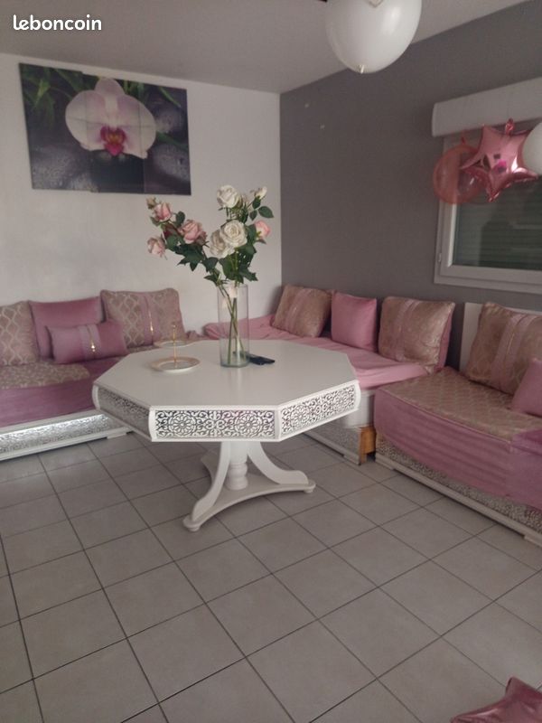 Montre salon marocain avec la table et le coin pour ranger la couverture (image 3)