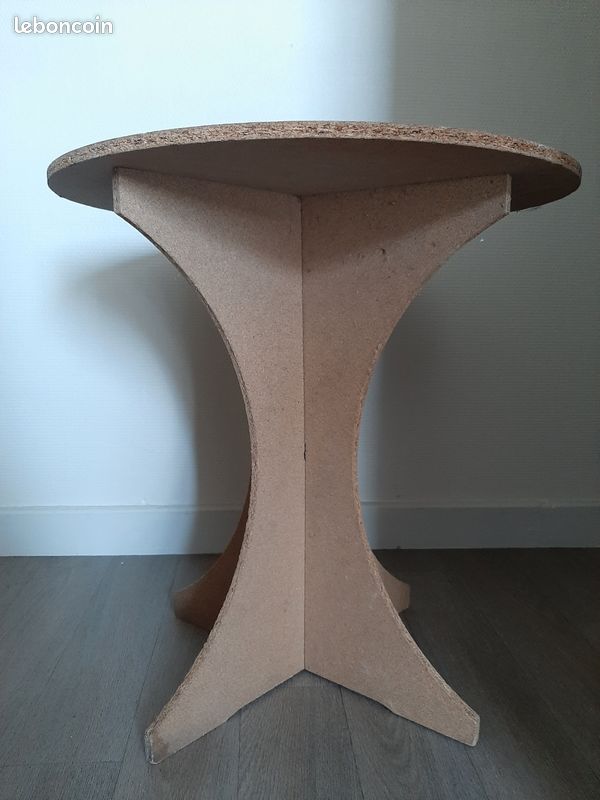 Table juponneé en bois (image 2)