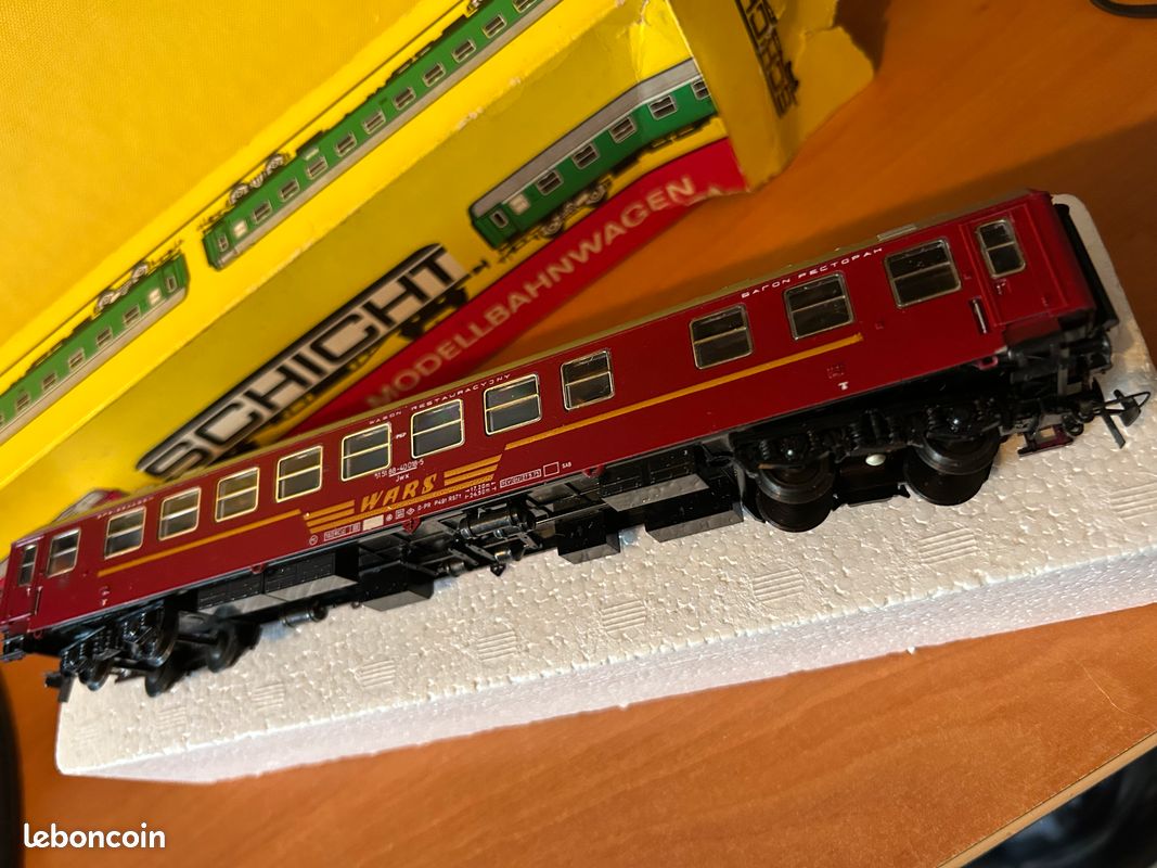 modèle 3D de Train de voyageurs à trois voitures avec voitures de modèle 3D de Train de voyageurs à trois voitures avec voitures de