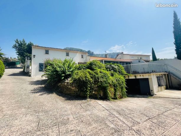 Propriété 9 pièces 243 m²
